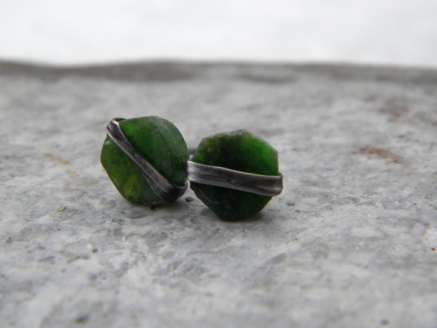 kolczyki wire wrapping (zam ) diopsyd - surowe kamienie - sztyfciki