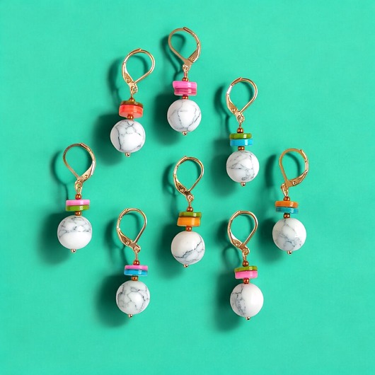 bransoletki z kamieni naturalnych HOT TREND 2025 : kolczyki : summer collection : howlit 12mm, kolorowa muszla