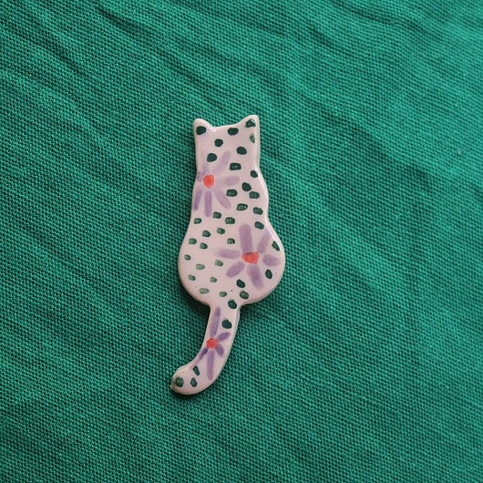 broszki Broszka ceramiczna kot malowany w kropki i kwiatki