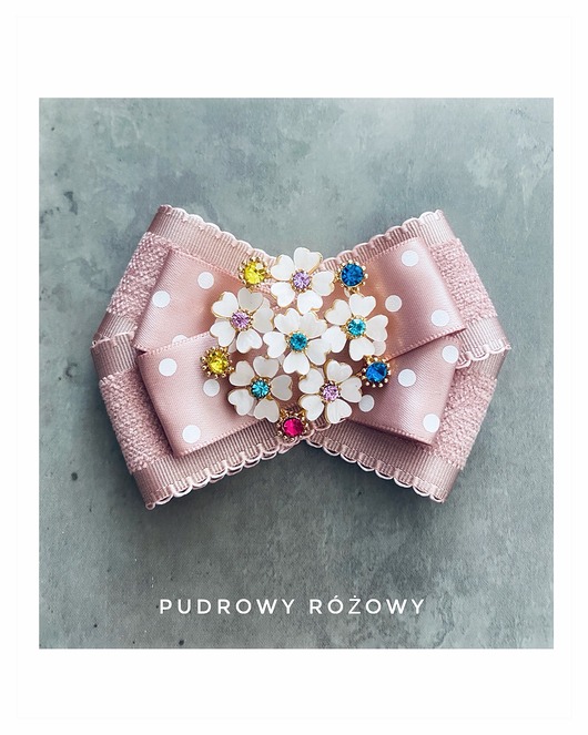 broszki Pudrowa Brosza  z kwiatuszkami New