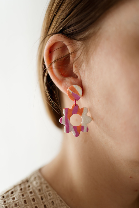 kolczyki z masy plastycznej Wiszące kolczyki kwiatki w abstrakcyjny wzorek
