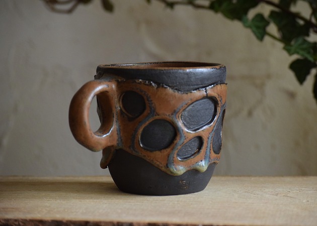 kubki OTULANiE_kubek ceramiczny_czerń i brąz