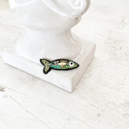 broszki Broszka mini RYBKA 27 ręcznie haftowana przypinka rękodzieło śledzik