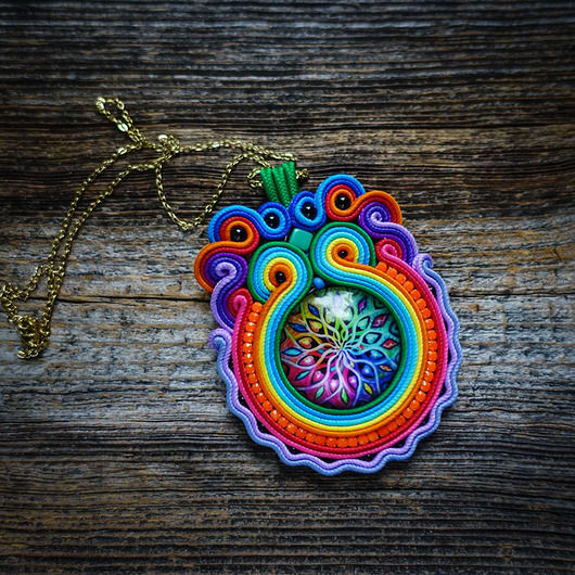 wisiory Kolorowy wisior soutache z mandalą