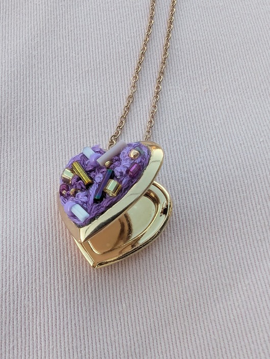 wisiory Naszyjnik - sekretnik ręcznie haftowany w kształcie serca