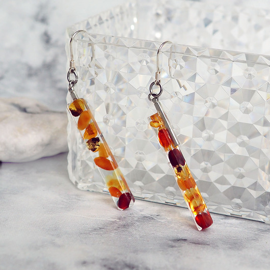 kolczyki z kamieniami MINIMALISTYCZNE KOLCZYKI bursztyny w żywicy simple style