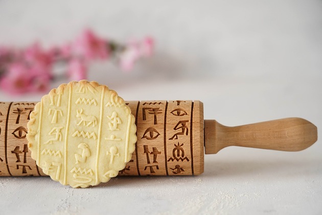 wałki do ciasta HIEROGLYPHS - grawerowany wałek do ciasta z motywem hierglifów