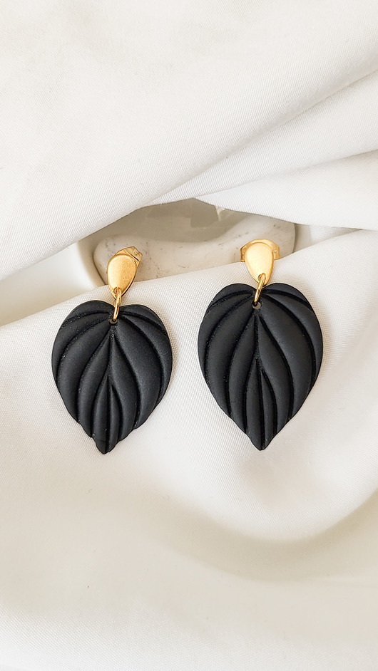 kolczyki z masy plastycznej Kolczyki czarne wiszące z liściem