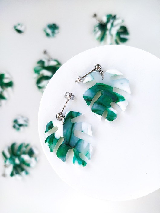 kolczyki z masy plastycznej Zielone matowe kolczyki monstera