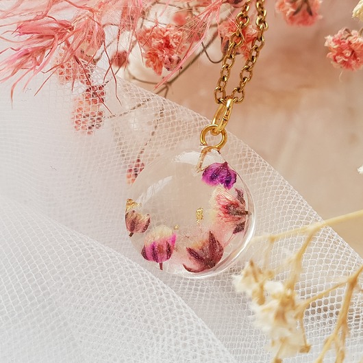 Wisiorek półksiężyc z gipsówką Jaskółcze ziele handmade 