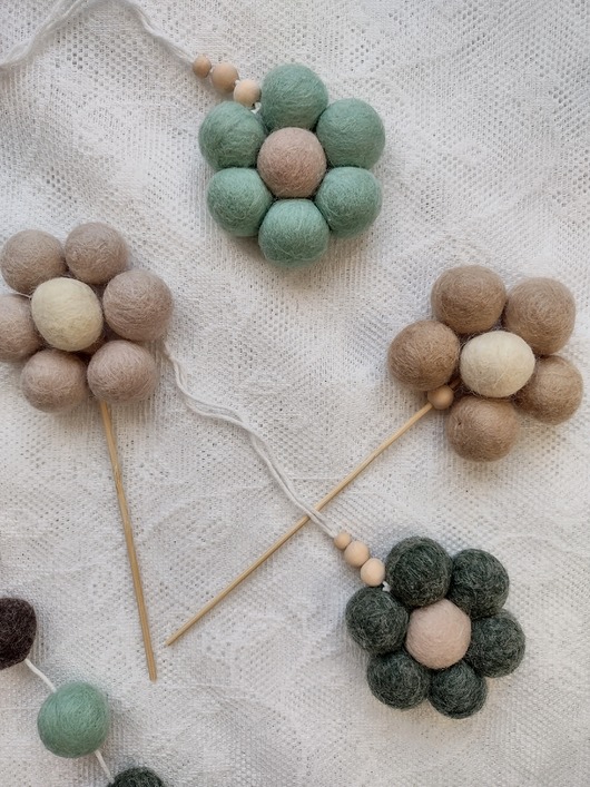 pokój dziecka - różne Zawieszka filcowa kwiat/ Cake Topper