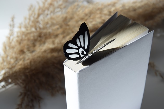 zakładki do książek Zakładka do książki "On Paper" Motyl bw