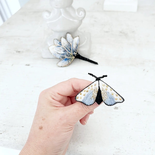 broszki Broszka ĆMA 4 ręcznie haftowana przypinka owady motyle