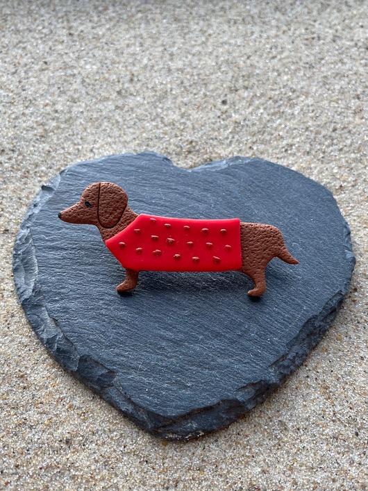 broszki Broszka jamnik w czerwonym sweterku