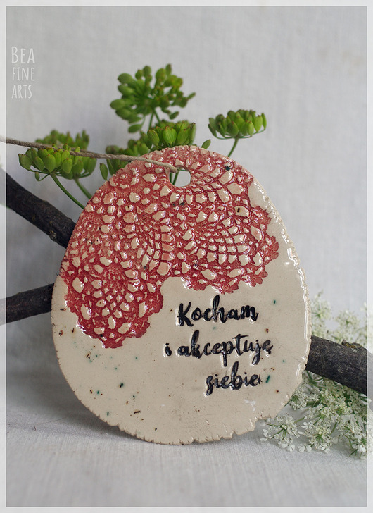 napisy dekoracyjne i tabliczki Kocham i akceptuję siebie - dekor ceramiczny z afirmacją