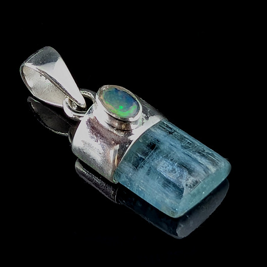 wisiory Baśniowy akwamaryn  opalem