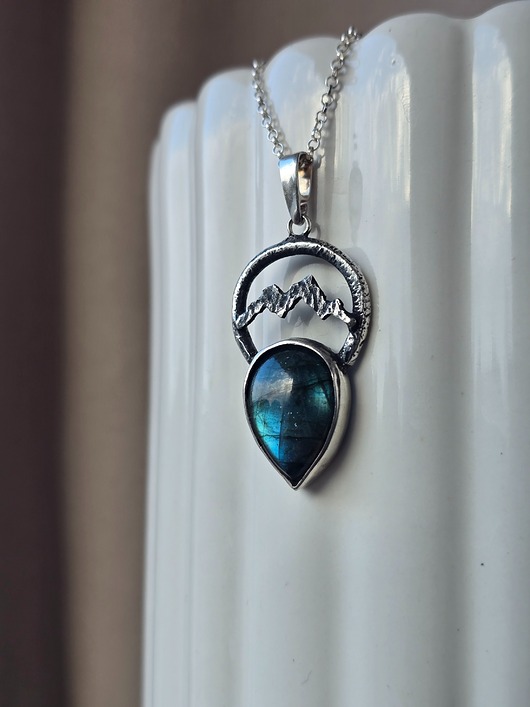 wisiory Srebrna zawieszka z górami i labradorytem