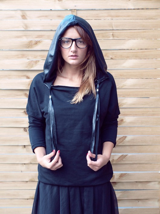 Bluza czarny skóra wężowa kaptur S M Benni