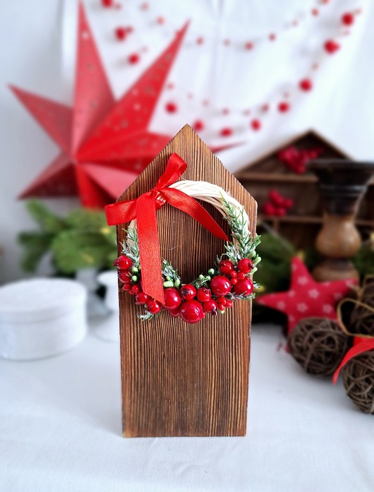 dekoracje świąteczne Drewniany domek z wiankiem świątecznym
