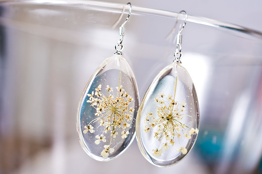 Kolczyki z białymi kwiatami - żywica, srebro So Jewelry