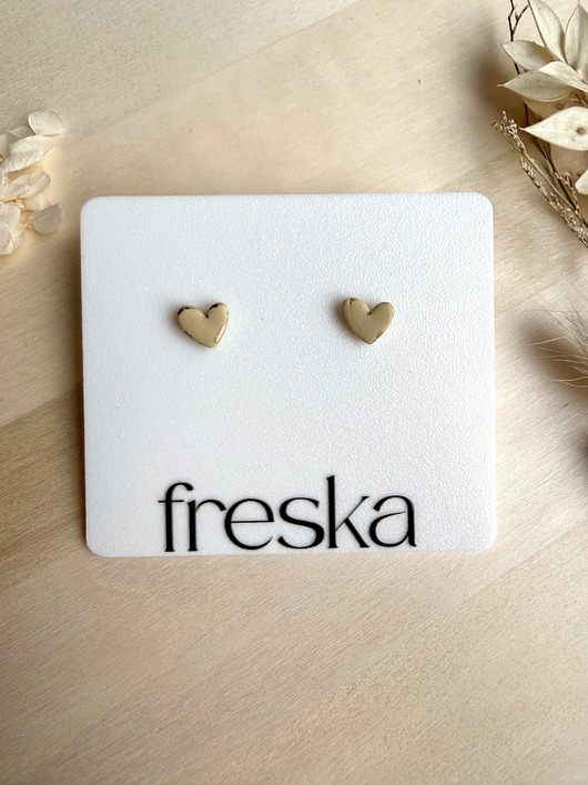 kolczyki z masy plastycznej Kolczyki Serduszka matowe ze złotem - beżowe