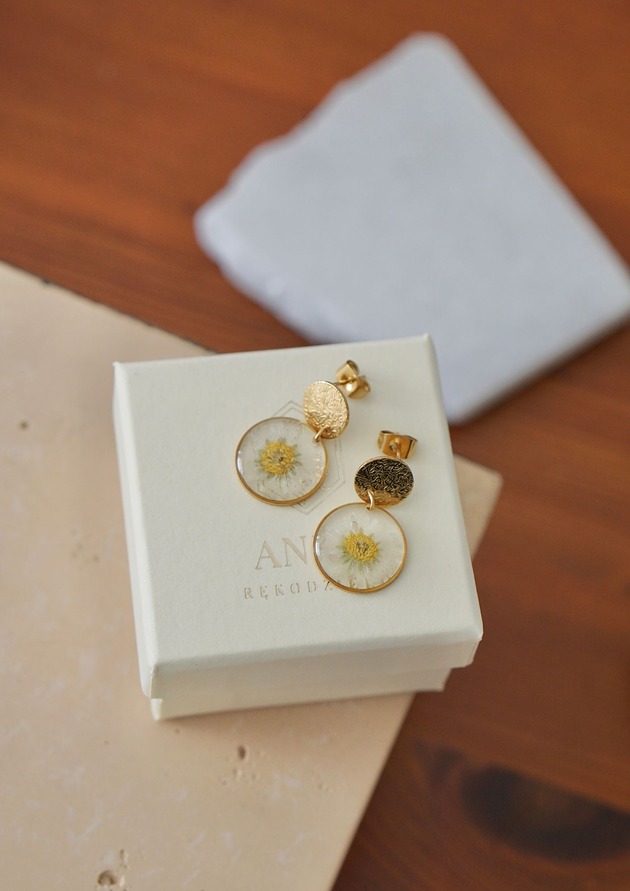 kolczyki z żywicy Kolczyki wiszące ze stokrotkami