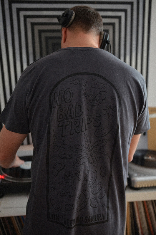 Szary T-shirt z bawełny organicznej No Bad Trips DONT NEED NO SAMURAI