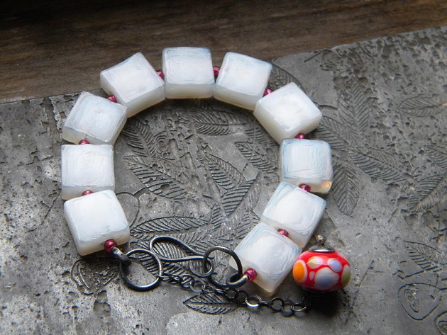 bransoletki wire wrapping Opalizujące sześciany   - bransoletka