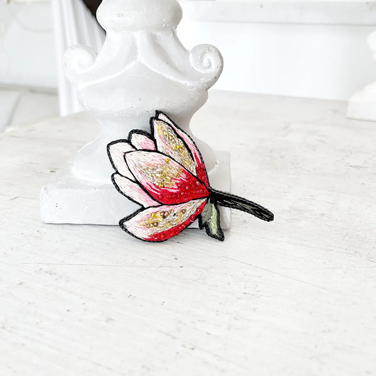 broszki Broszka KWIAT 19 ręcznie haftowana przypinka z koralikami magnolia