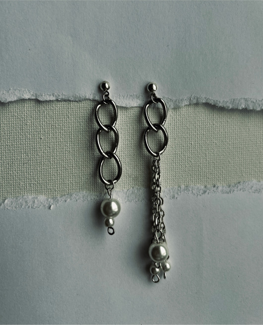 kolczyki - inne Asymetryczne kolczyki z perełkami i łańcuszkami BALANS. Agrafka STUDIO