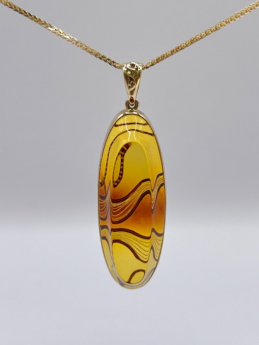 wisiory Wisiorek z ręcznie rzeźbionym bursztynem w złocie