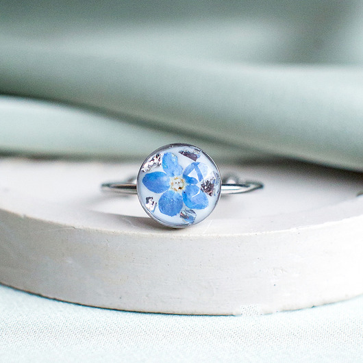pierścionek z żywicy Pierścionek z niezapominajkami