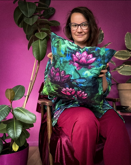 poduszki z grafiką Aksamitna PODUSZKA dekoracyjna, autorski print NENUFARY lilie wodne i ważki