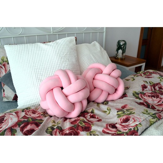 Poduszka Supeł - KNOT PILLOW- Papierówka Papierówka Simple form of furniture