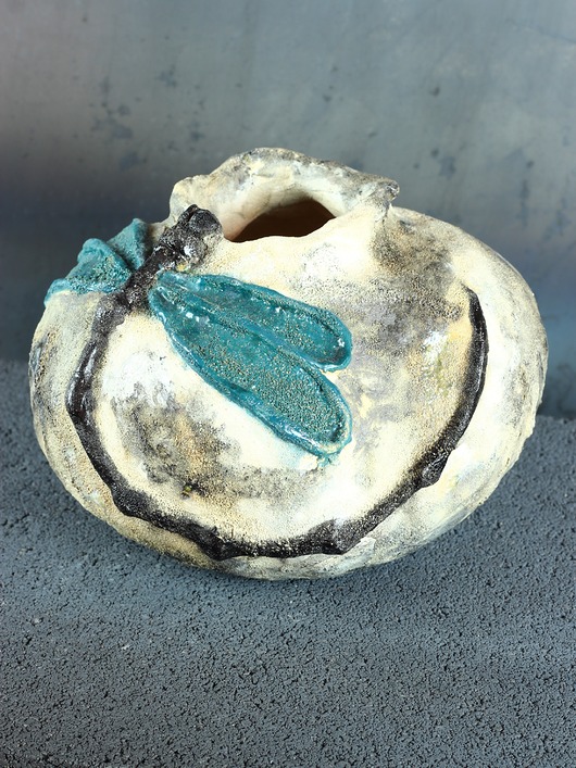 figurki i rzeźby Naczynie ceramiczne z rzeźbą ważki - seria "Kamienny sen"