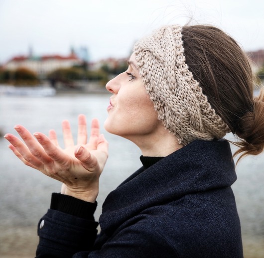 Beżowa wełniana opaska warkoczowa Holy Alpaca Knit