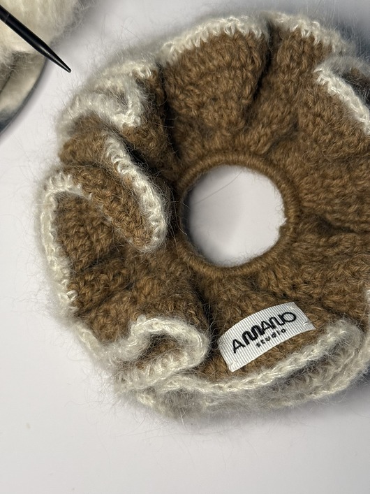 gumki do włosów Caramel alpaca crochet scrunchie.