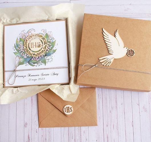 kartki na komunię Kartka, personalizacja, pudełko, koperta : KONWALIE : gołąb ihs