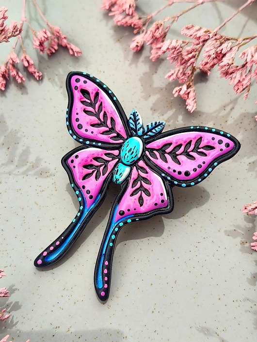 przypinki Pin z baśniowym motylem kolorowa biżuteria fantasy dla fanów elfów