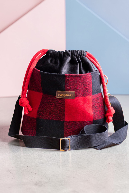 torebki mini Czarno-czerwona listonoszka z kominem w kratę