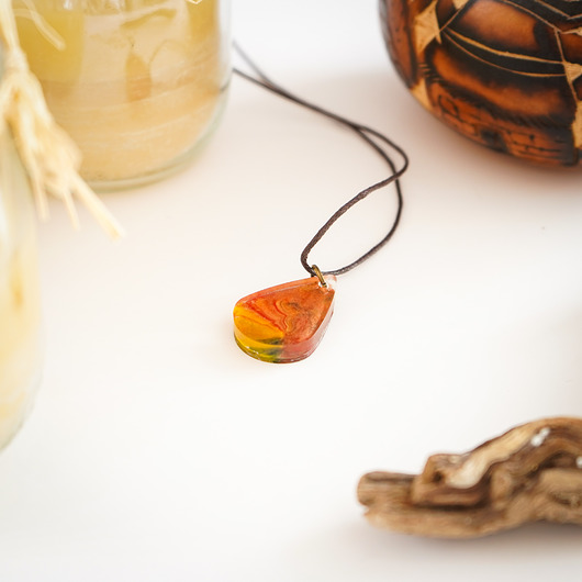 wisiory Kolorowy dwustronny wisiorek artystyczny łezka abstrakcyjny handmade 2,5 cm