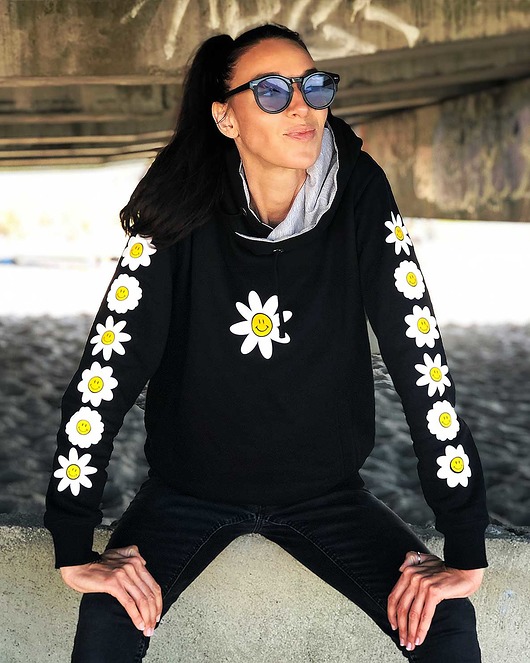 bluza z kapturem damska Czarna bluza z kapturem damska oversize z kwiatkami na rękawach