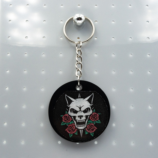 breloki Brelok gotycki z żywicy czaszka kota i róże brelok print_goth 007