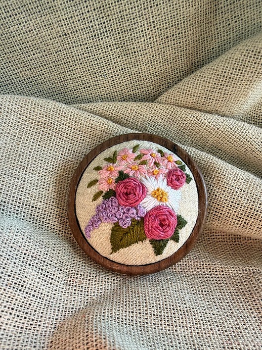 broszki Ręcznie haftowana broszka "Bukiet kwiatów"