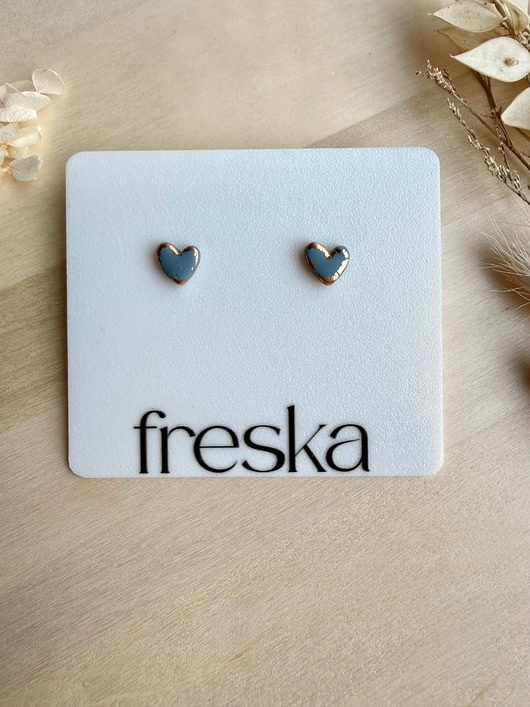 kolczyki z masy plastycznej Kolczyki Serduszka matowe ze złotem - przydymiony niebieski