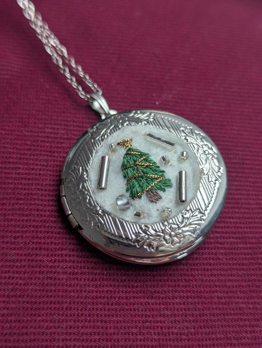 wisiory Ręcznie haftowany, otwierany naszyjnik choinka