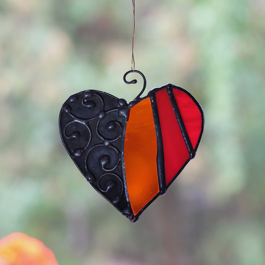 Ozdoby na ścianę Serce witrażowe z metalowymi ornamentami 8 cm