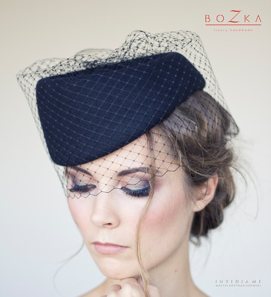 Czarny toczek typu stewardessa z woalką BOZKA Luxury Handmade