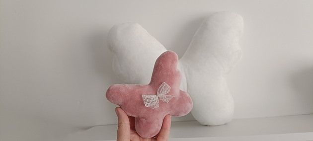 poduszki do pokoju dziecka Poduszka ozdobna - maskotka - motyl (kolor, tkaniny)