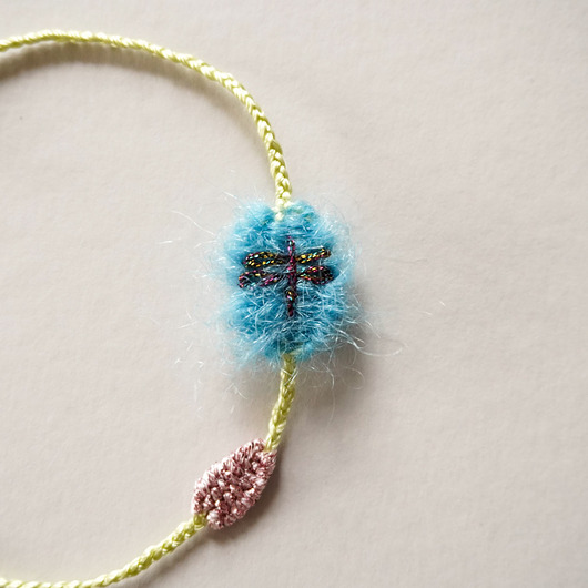bransoletki - inne Bransoletka handmade z haftowaną ważką - unikat